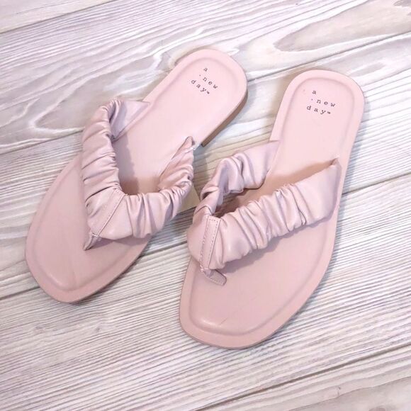 (23-2390) 🔥3/$20🔥  A New Day  Blossom Scrunch Flip Flops Sandals Sz 7 - Picture 1 of 10